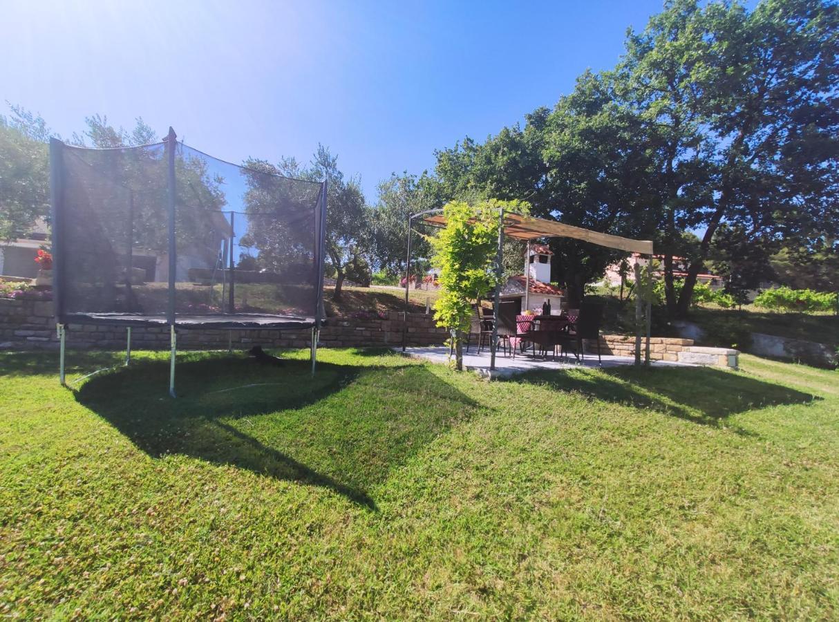 Apartment Mita Ґрожнян Екстер'єр фото