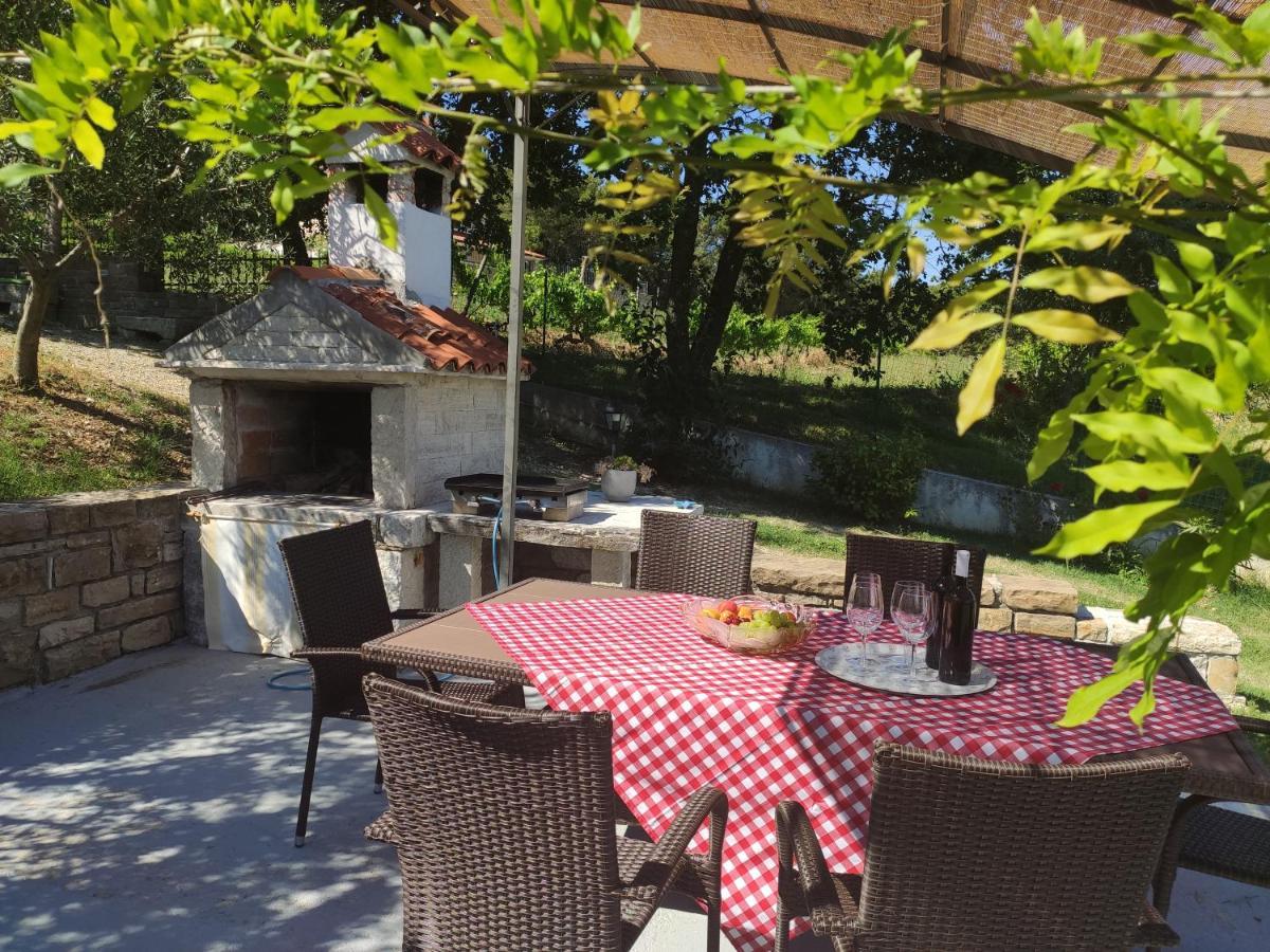 Apartment Mita Ґрожнян Екстер'єр фото