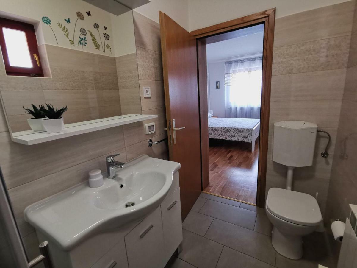Apartment Mita Ґрожнян Екстер'єр фото