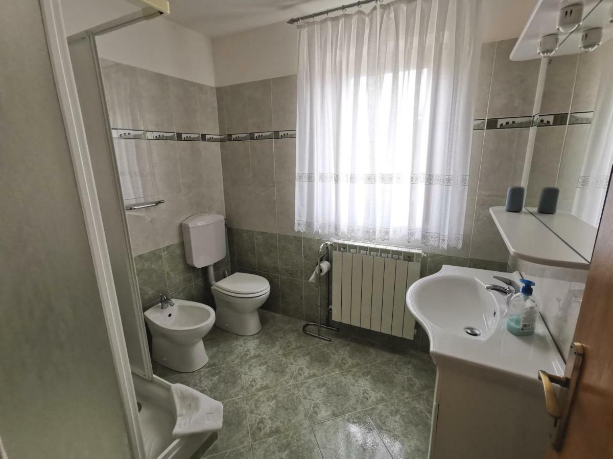 Apartment Mita Ґрожнян Екстер'єр фото